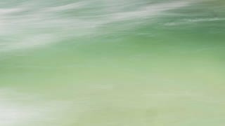 Bewegtes Wasser, Licht und Wellen im Gebirgsbach Soča in Slowenien: In welcher Farbe Flüsse erscheinen, hängt vor allem auch von der Zusammensetzung des Wassers ab, also von den Schwebteilchen, die er mitschleppt.