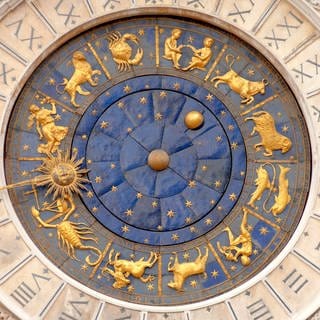Astronomische Uhr im Uhrturm "Torre dell’orologio" von San Marco in Venedig