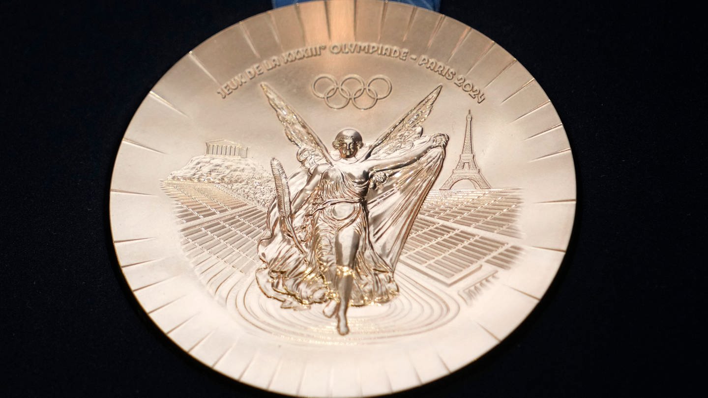Rückseite der Bronzemedaille bei den Olympischen Spielen 2024 in Paris: Bronze besitzt zwar eine wichtige Edelmetall-Eigenschaft: Sie ist sehr korrosionsbeständig, oxidiert also kaum. Aber als Edelmetalle gelten nur reine Metalle – Bronze jedoch ist eine Legierung.