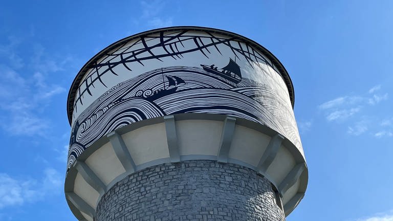 Wasserturm in Damgan in der südlichen Bretagne (Morbihan). Gestaltet wurde der Turm vom Künstler Gildas Thomas.