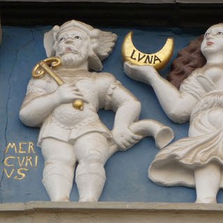 Relief-Darstellungen von Merkur und Mond auf dem Fries des Buergerhauses Zum roten Ochsen am Fischmarkt in der Altstadt von Erfurt (Thueringen).