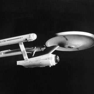 USS Enterprise: Eine Rakete stößt sich gewissermaßen an sich selbst ab. Dazu ist der Treibstoff da. Dieser wird nach hinten ausgestoßen. Welches physikalische Prinzip sorgt dafür?