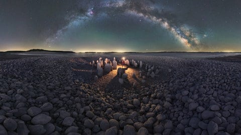 Nachthimmel über den Dolmen von Guadalperal: Nach der momentanen Vorstellung, die wir haben, dehnt sich das Universum unendlich aus. Dabei beschleunigt es sogar und wird immer schneller