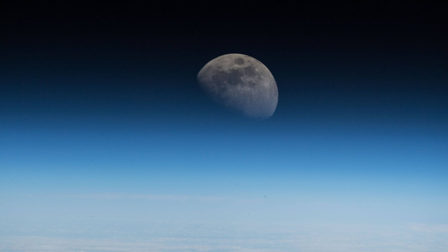 Alexander Gerst hat von der ISS aus den Mond fotografiert: Sternbilder sieht man von der ISS aus, wenn in der Nacht der Mond scheint und es hell genug ist. In einer mondlosen Nacht ist das schwieriger.