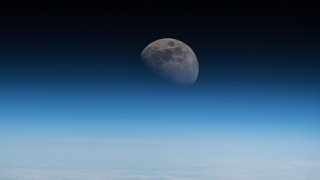 Alexander Gerst hat von der ISS aus den Mond fotografiert: Sternbilder sieht man von der ISS aus, wenn in der Nacht der Mond scheint und es hell genug ist. In einer mondlosen Nacht ist das schwieriger.