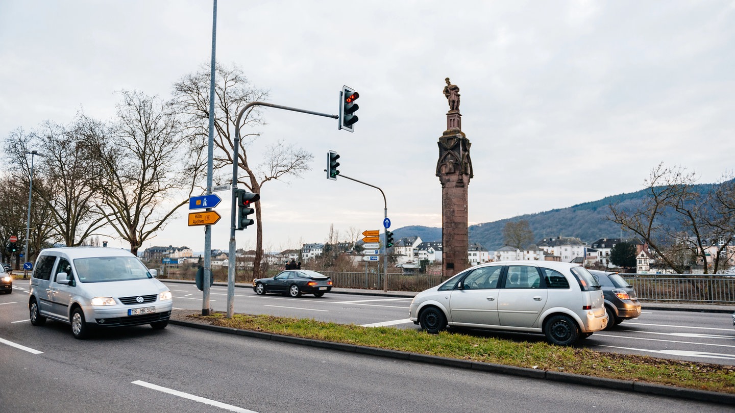 Kaiserstraße in Trier: In Trier gibt es ein grobes Raster von Straßen wie zum Beispiel die Kaiserstraße, aber auch die Saarstraße, Feldstraße oder die Paulinstraße im Norden, die auf die Porta Nigra zuführt – Überbleibsel aus dem alten römischen Straßennetz.