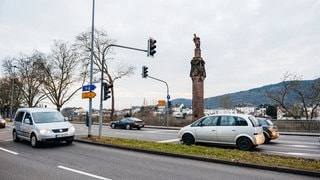 Kaiserstraße in Trier: In Trier gibt es ein grobes Raster von Straßen wie zum Beispiel die Kaiserstraße, aber auch die Saarstraße, Feldstraße oder die Paulinstraße im Norden, die auf die Porta Nigra zuführt – Überbleibsel aus dem alten römischen Straßennetz. 