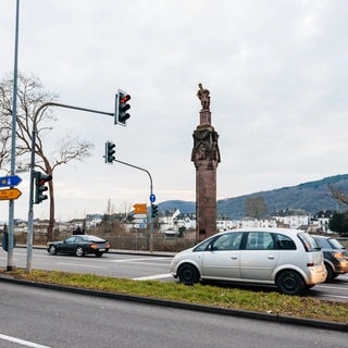 Kaiserstraße in Trier: In Trier gibt es ein grobes Raster von Straßen wie zum Beispiel die Kaiserstraße, aber auch die Saarstraße, Feldstraße oder die Paulinstraße im Norden, die auf die Porta Nigra zuführt – Überbleibsel aus dem alten römischen Straßennetz. 