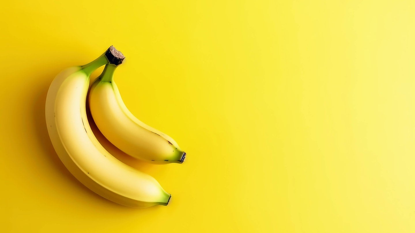 Wenn Bananen klein sind und zwischen den Blättern herauswachsen, wachsen sie nach unten. Wenn sie größer werden und die Blütenblätter abgefallen sind, wachsen sie nach oben Richtung Licht.