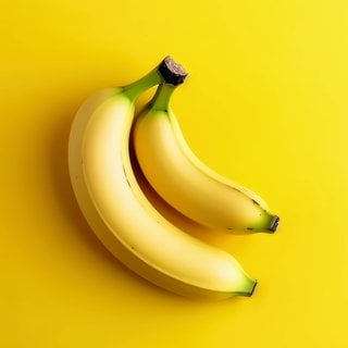 Wenn Bananen klein sind und zwischen den Blättern herauswachsen, wachsen sie nach unten. Wenn sie größer werden und die Blütenblätter abgefallen sind, wachsen sie nach oben Richtung Licht.