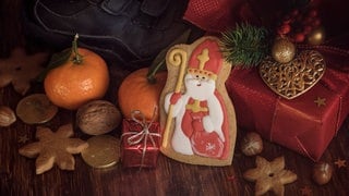 Nikolaus als Plätzchen, Nüsse, Mandarinen, Geschenkpäckchen: Weihnachten war ursprünglich kein primäres Schenkfest. Die Hauptgeschenke wurden in unseren Regionen am Nikolaustag gemacht. Nikolaus ist der klassische Schenkheilige. 