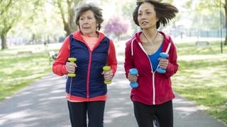 Frauen joggen mit Gewichten