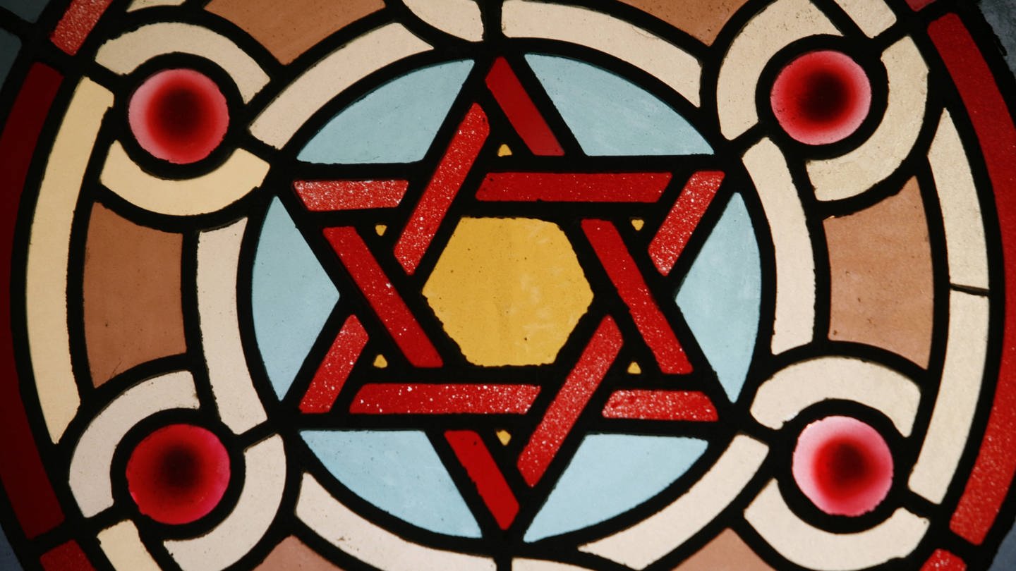 Davidstern in einem Buntglasfenster der Eldrige Street Synagogue in Manhattan / USA