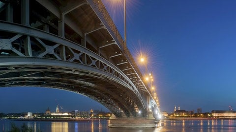 Die Theodor-Heuss-Brücke in Mainz wurde 1950 in Betrieb genommen. Sie steht an einer Stelle, wo schon zu römischen Zeiten eine Brücke stand.