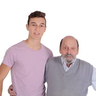 Ein junger und ein alter Mann stehen nebeneinander: Ältere Menschen haben eine andere Wahrnehmung der Zeit als jüngere