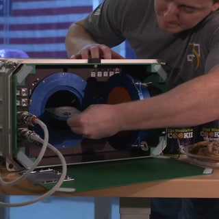 Der Backofen für die ISS funktioniert so ähnlich wie ein Toaster. 