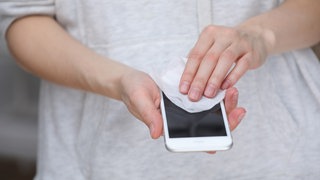 Bildschirme von Smartphones sollten regelmäßig gereinigt werden. (Foto: Colourbox)