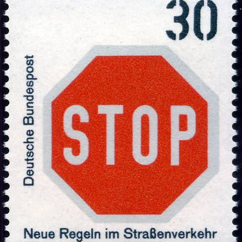 Briefmarken sollten die neuen Verkehrszeichen einbürgern.