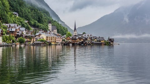 Hallstadt in Österreich ist seit 1997 UNESCO-Welterbe. Hier leben schon vor rund 2.700 Jahren Menschen und betrieben Salzbergbau.