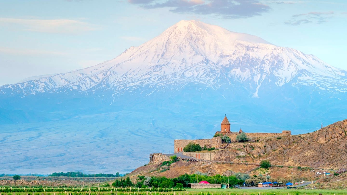 Der armenische Berg Ararat bei Sonnenaufgang