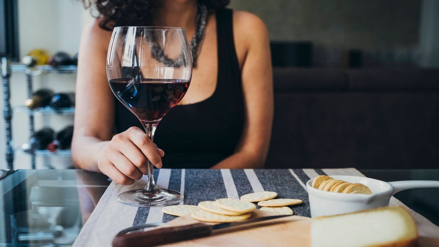 Welchen Wein kann man bei Histaminintoleranz trinken? Das hängt von der verwendeten Hefe ab, aber vor allem, ob der Wein im Holzfass gelagert wurde. Und welchen Käse man dazu isst.