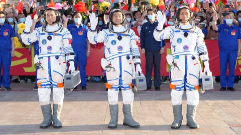 Die drei chinesischen Astronauten Nie Haisheng, Liu Boming und Tang Hongbo verabschieden sich für ihren Flug.