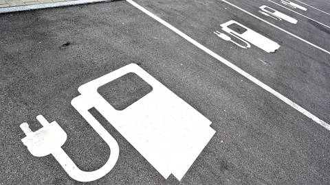 Parkplatz mit Ladezeichen-Symbol für E-Autos.