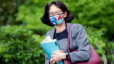 Die Leiterin der britischen Gesundheitssicherheitsbehörde Jenny Harries mit Maske. 
