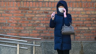 Einmalhandschuhe sind wie eine zweite Haut. Fasst man sich mit den Handschuhen ins Gesicht, könnten dadurch auch Viren oder Bakterien übertragen werden.