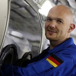 Astronaut Alexander Gerst bei der Arbeit im Trainingsmodul Columbus bei der ESA in Köln (2014)