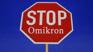 Stoppschild mit der Aufschrift: "STOP Omikron"