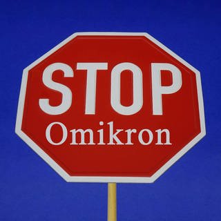 Stoppschild mit der Aufschrift: "STOP Omikron"
