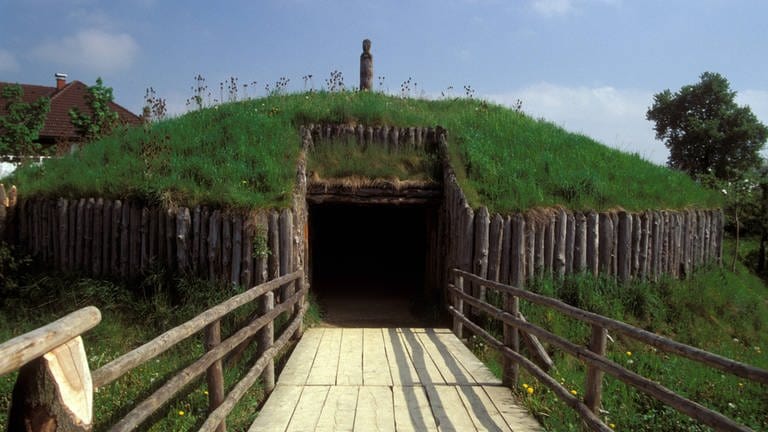 Eingang eines keltischen Hügelgrabes im Keltenmuseum Mitterkirchen in Oberösterreich: Woher kamen die Kelten ursprünglich?
