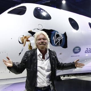 Milliardär Roger Branson vor dem Raumflugzeug Space Ship Two.