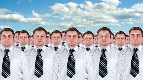Symbolfoto: Geklonte Männer in Hemd und Krawatte.
