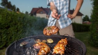 Fleisch und Gemüse auf einem Grill