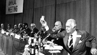 Eröffnungssitzung des Club of Rome in Berlin am 14. Oktober 1974. Mitglieder des Club of Rome sitzen in einem Saal. 