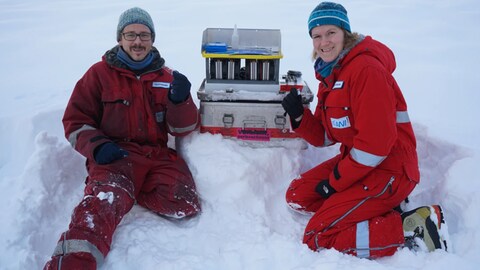 Helene und Thomas bei der Schneekristallkonservierung.