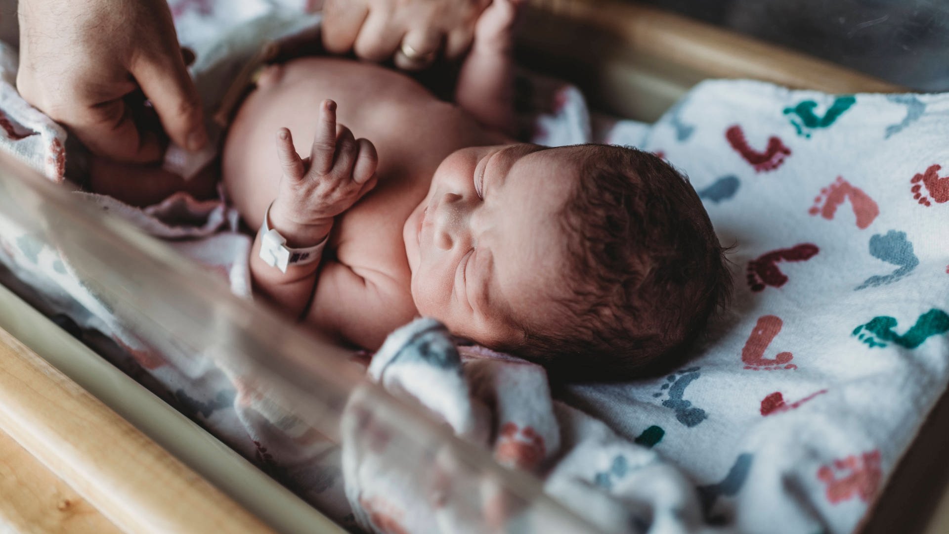 Neugeborenenscreening: Das Erbgut aller Babys untersuchen?