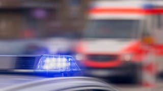 Rettungswagen und Polizeiwagen, tags: Notruftechnik, übermittelt, Notruf, Standort