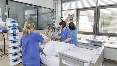 Ärztinnen und Pflegerinnen in einer Klinik in Brandenburg. Von der Qualität der Gesundhewitsversorgung hängt ab, wie hoch die Sterberate durch das Corona-Virus sein wird.  