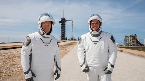 Die NASA-Astronauten Douglas Hurley (links) und Robert Behnken sind die ersten Menschen, die mit dem Crew Dragon ins All starten.