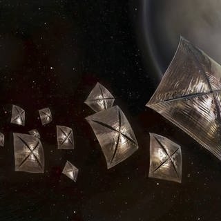 Eine Raumkapsel bewegt sich mit Sonnensegeln in Richtung von Alpha Centauri (Illustration).