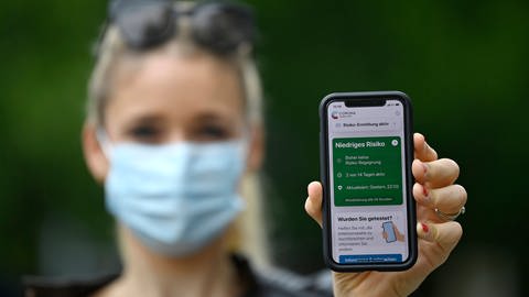 Mund-Nasen-Schutz, Abstand halten und Infizierte isolieren. Bei der Eindämmung der Pandemie und Verfolgung von Infektionsketten könnte die Corona-Warn-App auch eine Rolle spielen.