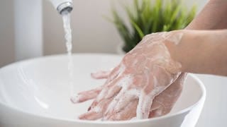 Jemand wäscht sich die Hände