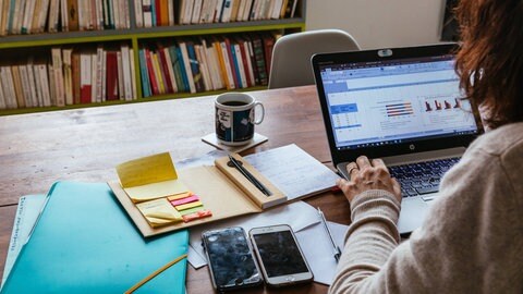 Wegen der Coronapandemie arbeiten derzeit viele Menschen im Homeoffice. Regelmäßiges Händewaschen ist derzeit besonders wichtig. Alltagsgegenstände können im Prinzip auch Keime übertragen.