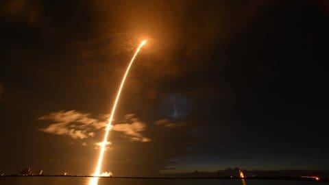 Hier schießt eine Falcon 9 Rakete der Firma Space X einen ganzen Schwarm von Satelliten in eine erdnahe Umlaufbahn. 