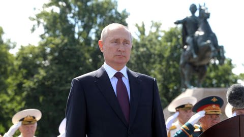 Der Russische Präsident Putin gibt sich siegessicher. Viele weltweite Experten halten die Zulassung des Impfstoffes für verfrüht.
