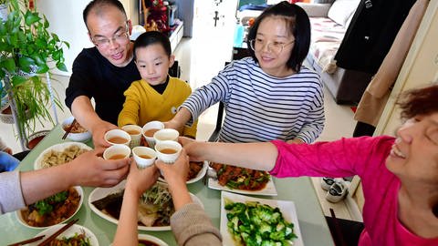 Es fällt auf, dass in chinesischen Familien mit mindestens einem Corona-Infizierten sich nur rund 20 Prozent der mit im Haushalt lebenden Verwandten mit dem neuen Coronavirus infizierten. 