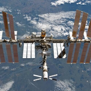 So sah die Besatzung des Space Shuttles Discovery die ISS im Jahr 2012 nach dem Abdocken von der Raumstation.